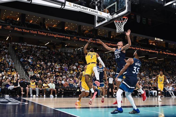 湖人险胜阿根廷男篮，布克完成帽子戏法