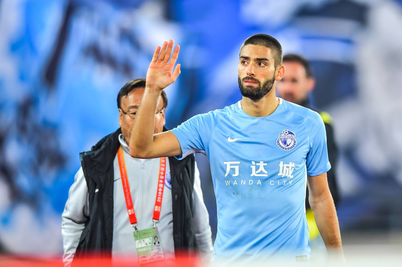 大连一方失球后慌乱解防，教练警告严厉