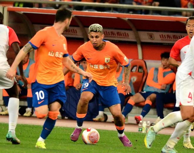 山东鲁能主场小胜上海绿地申花,球员庆祝欢呼的简单介绍 山东鲁能主场小胜上海绿地申花,球员庆祝欢呼的简单介绍