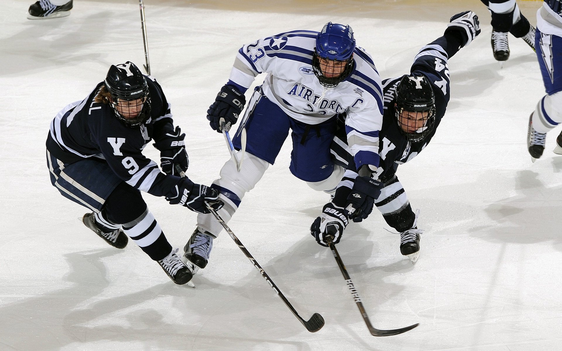 米兰体育入口-F1新赛季揭幕战之夜，爱德华兹数据全面爆炸，重新定义赛道新维度